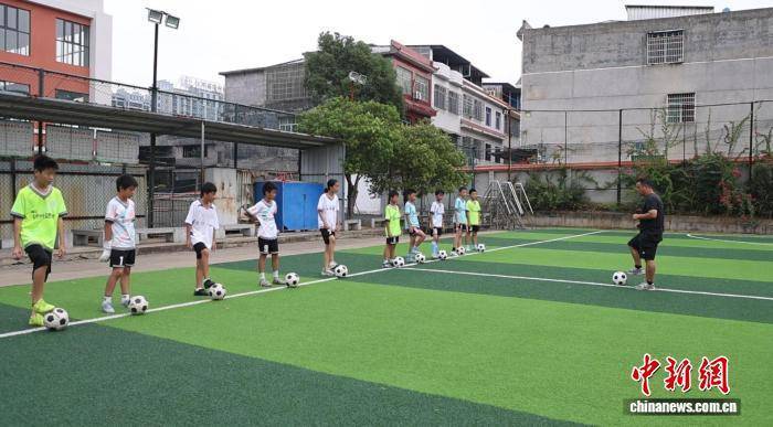 爱游戏体育首页-湖南江华校园足球“面上开花” 编写乡土足球教材
